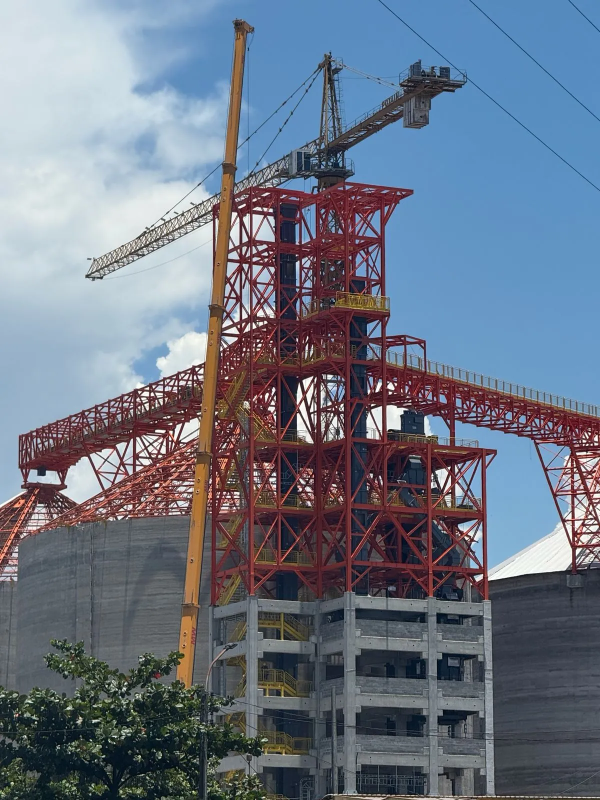 Planta industrial com tubulações e estruturas metálicas integradas